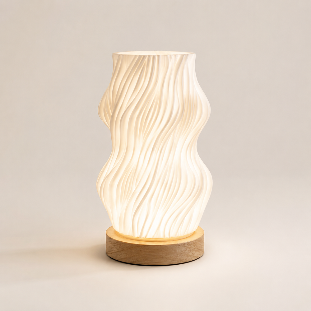 Lampe Scandi à abat-jour ondulé, base en bois, lumière chaude