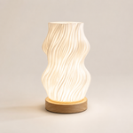 Lampe Scandi à abat-jour ondulé, base en bois, lumière chaude