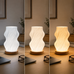 Trois lampes Scandi à abat-jour ondulé, base en bois, tons blanc et doré