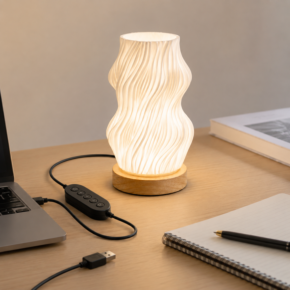 Lampe Scandi à abat-jour ondulé, base en bois, posée sur un bureau