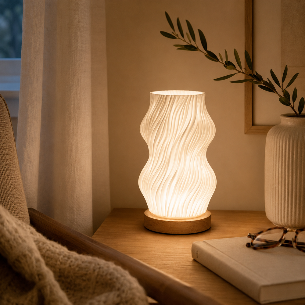Lampe Scandi à abat-jour ondulé, base en bois, éclairage doux