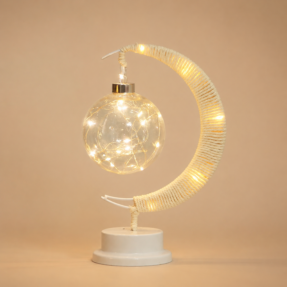 Veilleuse lune Séléné en corde tressée, globe en verre lumineux sur socle blanc.