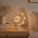 Veilleuse lune Séléné en corde tressée et globe en verre lumineux, base blanche.
