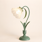 Lampe Pivoine avec abat-jour blanc en forme de fleur, tige et base vertes