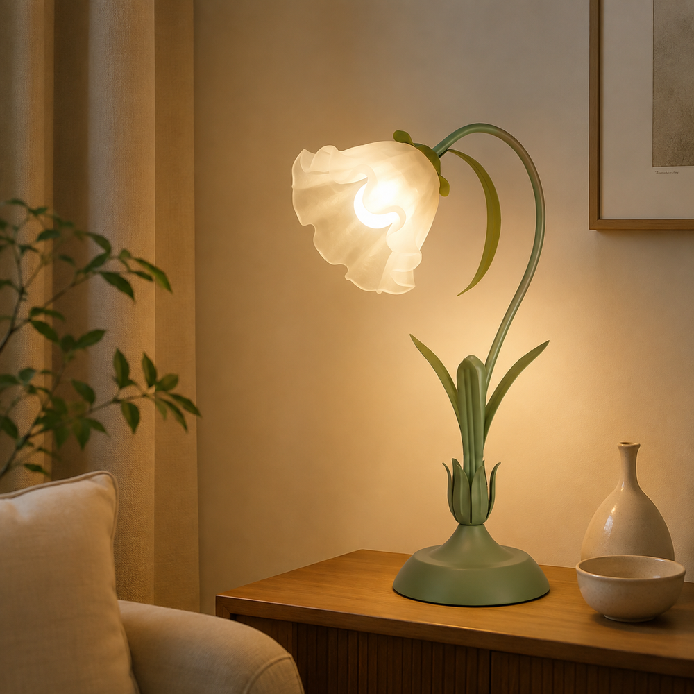 Lampe sur table en intérieur : abat-jour blanc lumineux, tige courbée verte