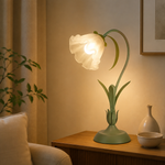 Lampe sur table en intérieur : abat-jour blanc lumineux, tige courbée verte