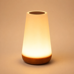 Veilleuse prisme conique blanche à base en bois, diffuseur lumineux chaud.