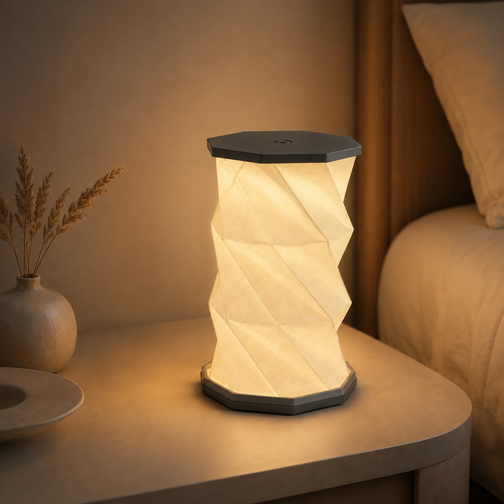 Lampe plissée nomade beige, abat-jour plissé en relief et base hexagonale grise, capot noir