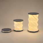 Ensemble de lampes plissées nomades beige, abat-jour plissé en relief, capots noirs, bases hexagonales