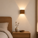 Applique murale carrée en noyer, avec diffuseur lumineux intégré vers le bas.