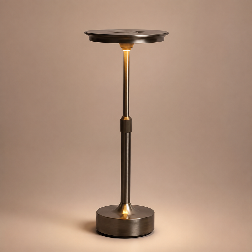 Lampe Flambeau sur pied, base ronde et abat-jour noir, tige dorée.