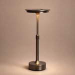 Lampe Flambeau sur pied, base ronde et abat-jour noir, tige dorée.