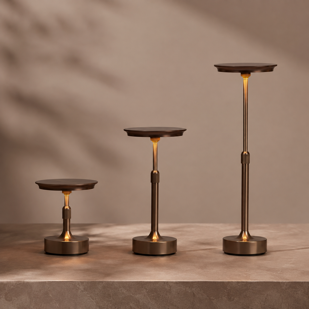Ensemble de lampes Flambeau sur pied, bases rondes noires, tiges dorées.