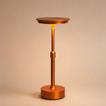 Lampe Flambeau sur pied, finition orange cuivrée, base ronde et abat-jour assortis.
