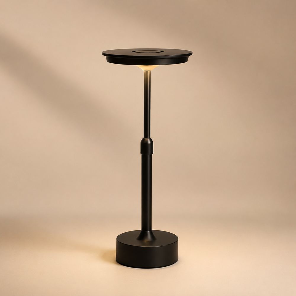 Lampe Flambeau sur pied, abat-jour rond noir, tige dorée et base noire.