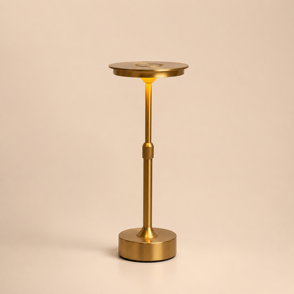 Lampe Flambeau sur pied, finition dorée, base ronde et abat-jour rond assortis.