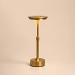 Lampe Flambeau sur pied, finition dorée, base ronde et abat-jour rond assortis.