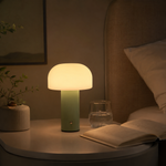 Lampe d’ambiance Portobello : abat-jour opale blanc, base cylindrique vert.