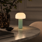 Lampe d’ambiance Portobello : abat-jour opale blanc, base cylindrique vert, bouton rond.