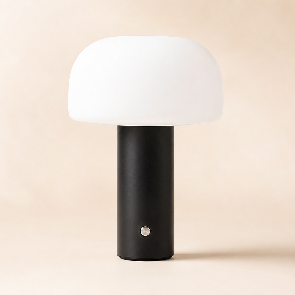 Lampe d’ambiance Portobello : abat-jour opale blanc, base cylindrique noire, bouton argent.