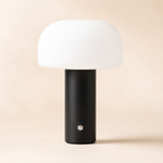 Lampe d’ambiance Portobello : abat-jour opale blanc, base cylindrique noire, bouton argent.