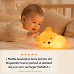 Veilleuse renard endormi sur le lit, lumière chaude, silhouette en silicone