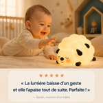 Veilleuse en forme de mouton allumée à côté d’un bébé sur le lit