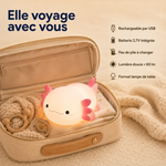 Veilleuse axolotl blanche rechargeable USB, dans une trousse de voyage ouverte