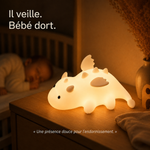 Veilleuse dragonnet en silicone, forme blanche éclairant sur une table de nuit.