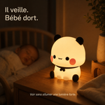 Veilleuse panda en forme de panda, lumière douce allumée, pieds ronds et nœud au cou.