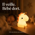 Veilleuse licorne LED sur table, éclairage doux, corne et queue arrondies visibles.