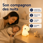 Veilleuse licorne lumineuse, posée sur un meuble, corne dorée et oreilles en relief.