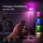 Lampadaire LED RGB et télécommande, main tenant la commande à couleurs.