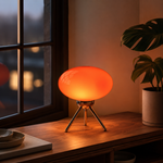 Lampe de table champignon en verre rouge allumée, trépied métallique