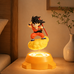 Figurine lumineuse Goku sur nuage jaune, lumière allumée, base orange à motif.