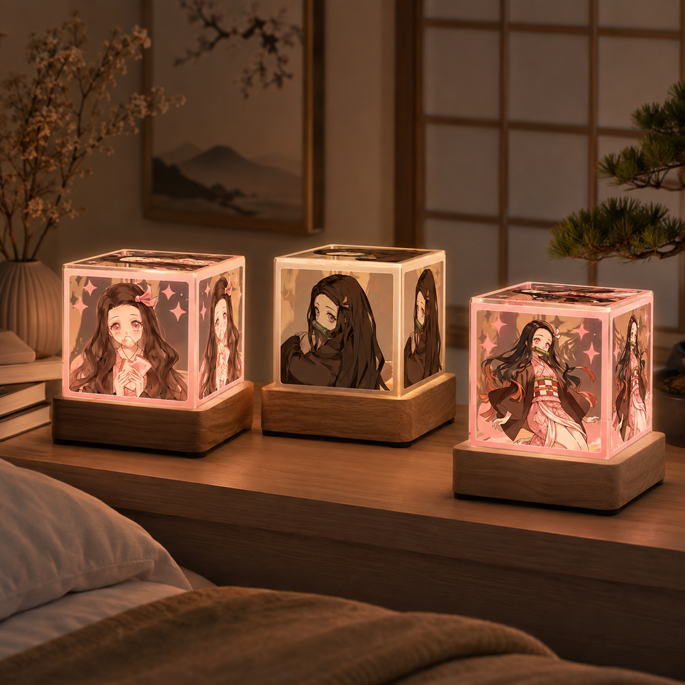 Lampe cube LED en bois clair : trois cubes acryliques avec illustrations, lumière douce