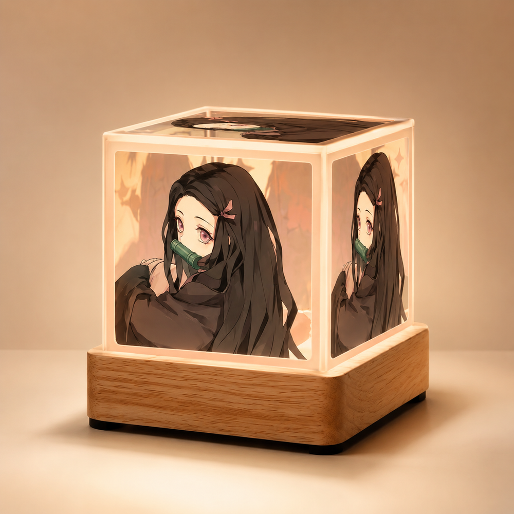 Lampe cube LED en bois clair, cube acrylique avec portrait de Nezuko en tenue sombre