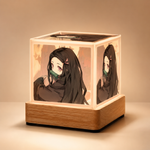 Lampe cube LED en bois clair, cube acrylique avec portrait de Nezuko en tenue sombre
