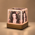Lampe cube LED en bois clair, cube acrylique avec portrait de Nezuko et lumière intégrée