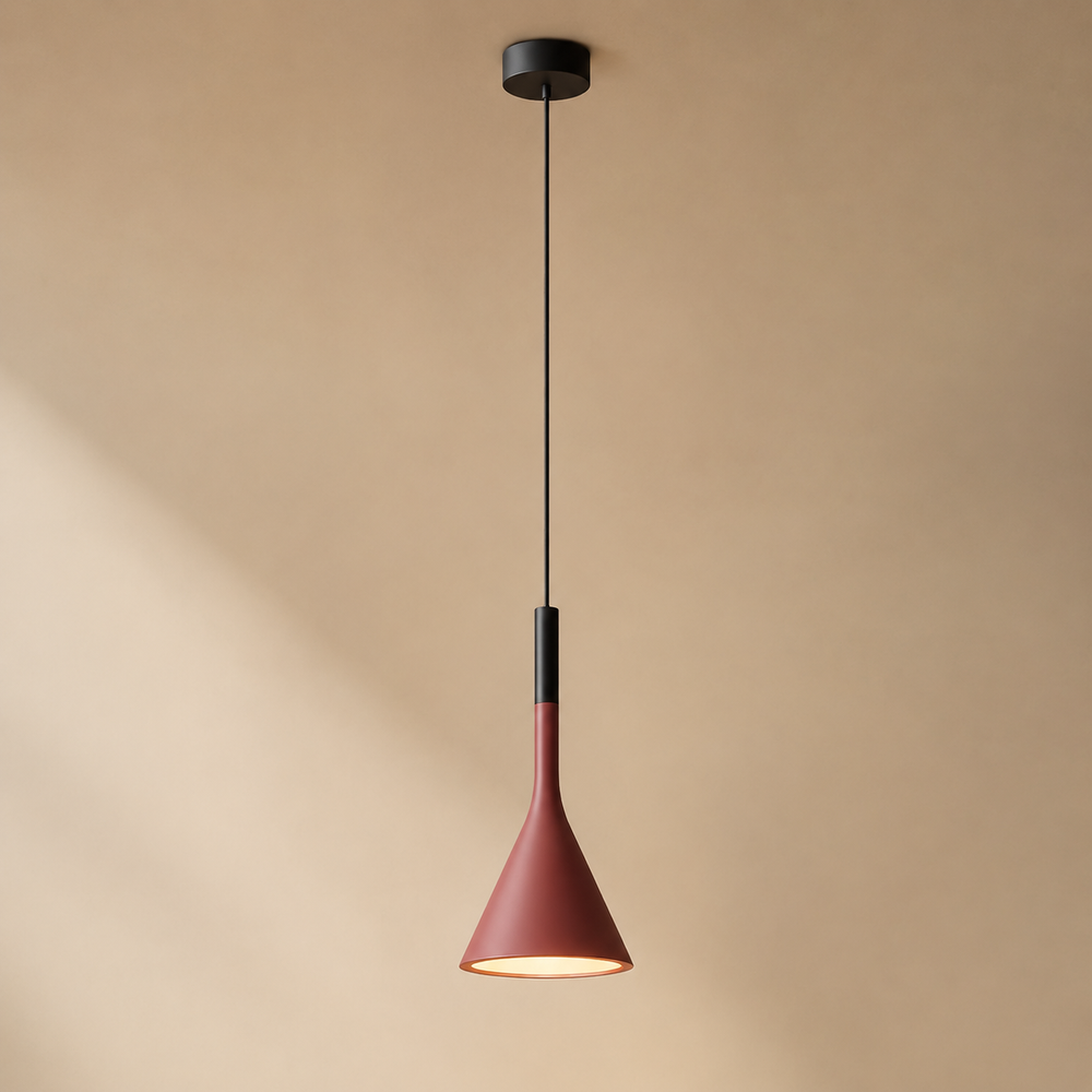 Lampe suspendue Trombe à abat-jour rouge, tige noire et rosace au plafond