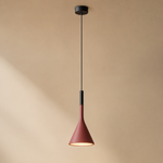 Lampe suspendue Trombe à abat-jour rouge, tige noire et rosace au plafond