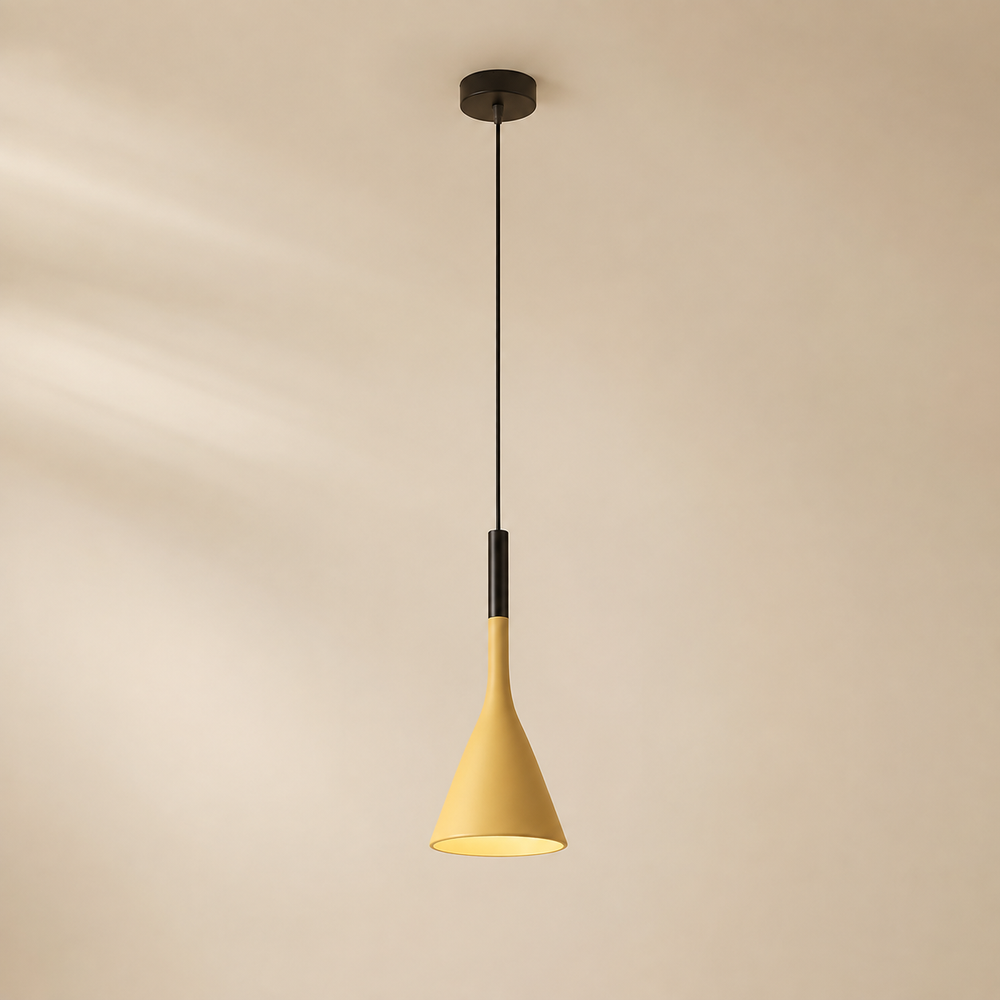 Lampe suspendue Trombe à abat-jour jaune, tige noire et rosace au plafond noire