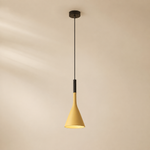 Lampe suspendue Trombe à abat-jour jaune, tige noire et rosace au plafond noire