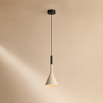 Lampe suspendue Trombe à abat-jour blanche, tige noire et rosace noire