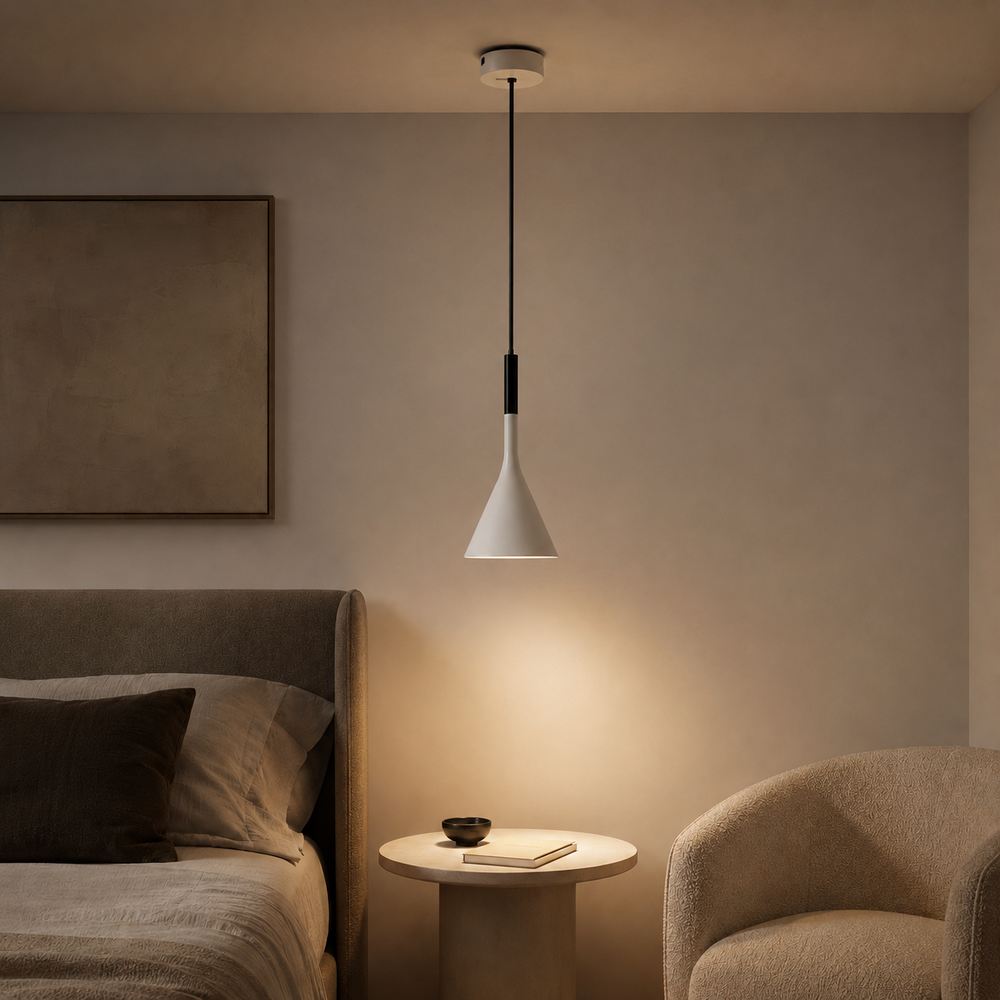 Lampe suspendue Trombe à abat-jour blanche, tige noire et rosace au plafond