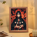 Cadre lumineux avec personnage ninja en cape noire, corbeaux sur fond rouge
