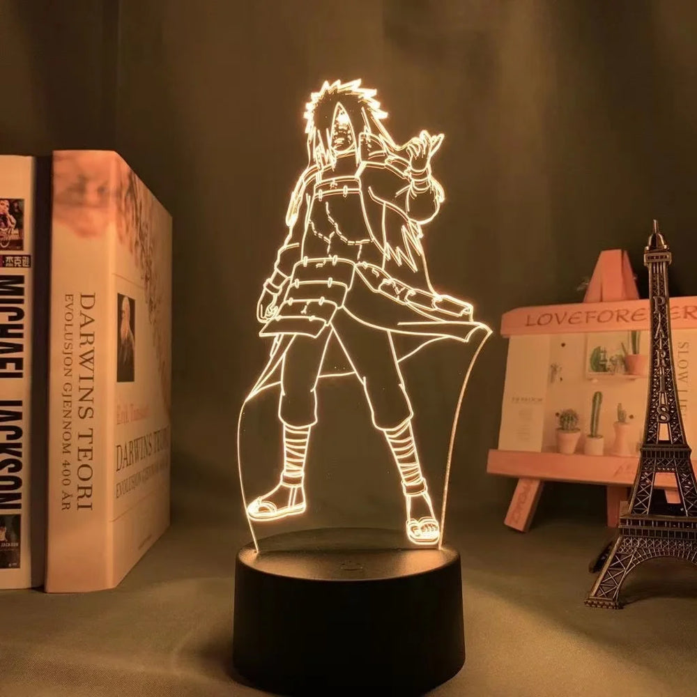 Veilleuse LED 3D manga sur socle noir, personnage debout aux lignes lumineuses orange.