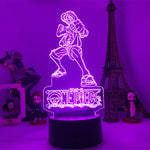 Lampe LED 3D personnage en lignes violettes, marquage «ONE PIECE», socle noir.