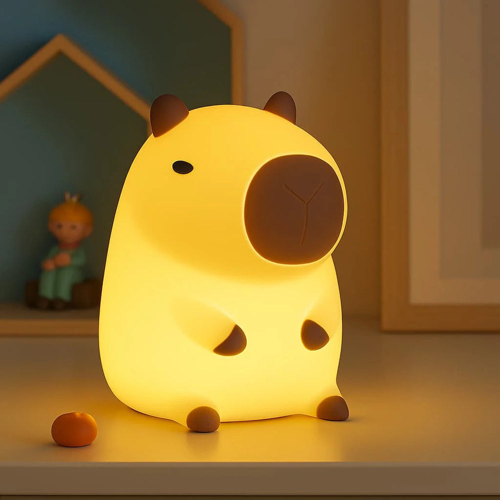 Veilleuse capybara en silicone allumée, face arrondie et yeux en relief