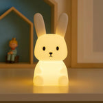 Veilleuse lapin en silicone, corps et oreilles, lumière chaude et tamisée.
